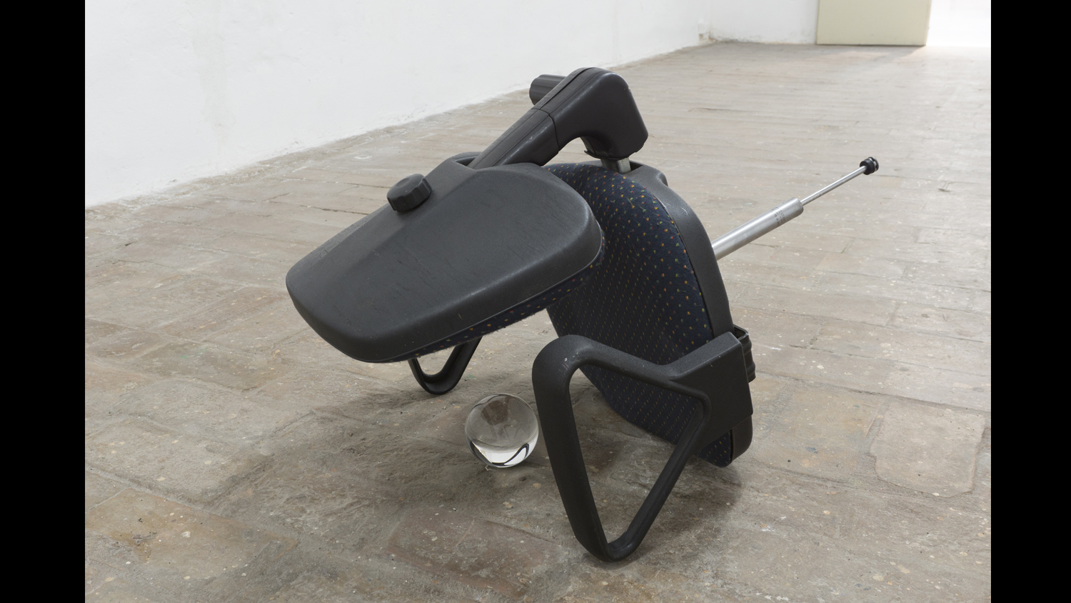 opera sedia con sfera